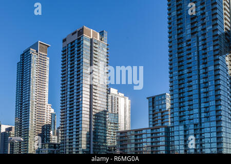 Toronto, Canada - 4 dicembre 2018. Consente di visualizzare le strade di Toronto con la CN Tower, un 553.3 m-cemento alte le comunicazioni e la torre di osservazione lo Foto Stock