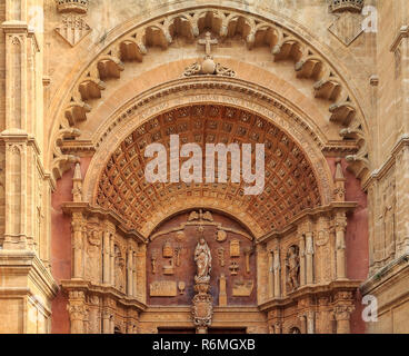 Dettagli della facciata della Cattedrale di Santa Maria di Palma (Cattedrale di Santa Maria di Palma) o La Seu, una gotica Cattedrale cattolica romana in Palma de M Foto Stock