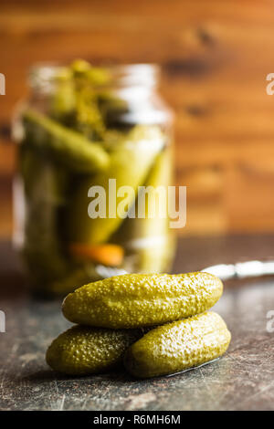 Sottaceti in ciotola. Gustosa Cetrioli conservati. Foto Stock