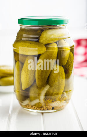 Sottaceti in ciotola. Gustosa Cetrioli conservati. Foto Stock