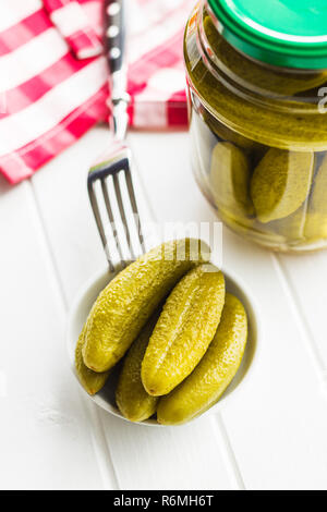Sottaceti in ciotola. Gustosa Cetrioli conservati. Foto Stock