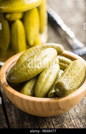 Sottaceti in ciotola. Cetrioli conservati. Foto Stock
