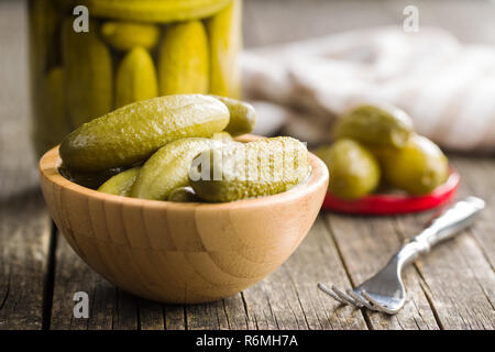 Sottaceti in ciotola. Cetrioli conservati. Foto Stock