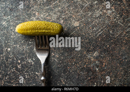 Sottaceti in ciotola. Gustosa Cetrioli conservati. Foto Stock