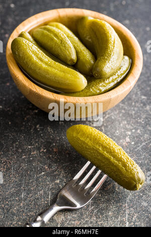 Sottaceti in ciotola. Cetrioli conservati. Foto Stock