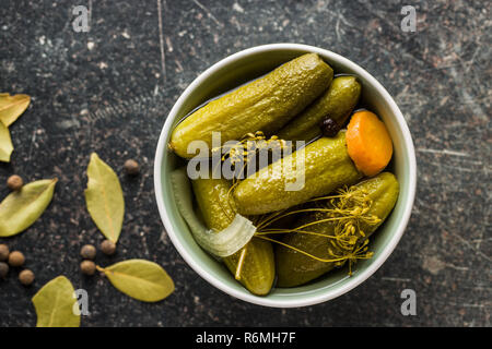 Sottaceti in ciotola. Cetrioli conservati. Foto Stock
