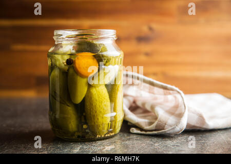 Sottaceti in ciotola. Gustosa Cetrioli conservati. Foto Stock