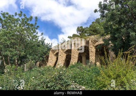 Parco Guell colonne e viadotti Foto Stock