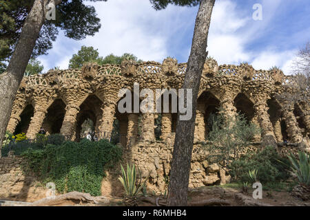 Parco Guell colonne e viadotti Foto Stock