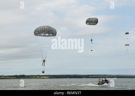 Membri della 181st Meteo paracadute di volo in Lake Worth dopo il salto di un C-130 Hercules durante una deliberata goccia d'acqua in Forth Worth, Texas, 20 maggio 2017. La missione di addestramento era prevista per i deputati di pratica airborne dissimulata paracadute di acqua di infiltrazione e incluso uno sforzo congiunto tra il Texas Air National Guard, esercito, Guardia costiera, ausiliari e locale dei vigili del fuoco. (Texas Air National Guard Foto Stock