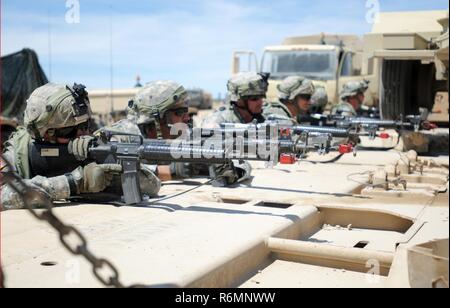 I soldati sono la difesa area dopo la segnalazione di un possibile attacco. I soldati del 1175th Transportation Company, di Brownsville, Tennessee, sono assegnati a 298Battaglione di supporto presso il National Training Center a Fort Irwin, la California il 29 maggio 2017. (Mississippi Guardia Nazionale Foto Stock