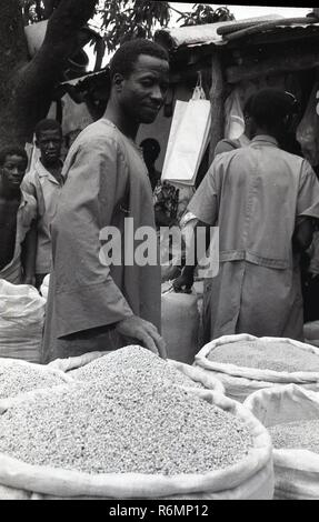 L'uomo osservando il grano in sacchi. Foto Stock