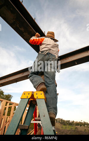 Lavoratore di collegamento travi in acciaio Foto Stock