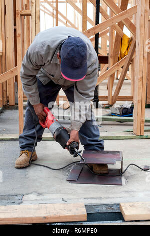 Lavoratore di taglio piastra in acciaio Foto Stock