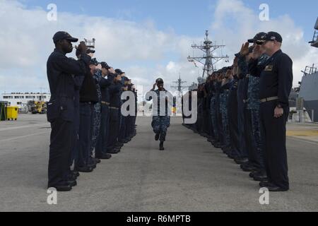 La stazione navale di Rota, Spagna (29 maggio 2017) - Quartermaster 1a classe Khadedra barbiere, assegnato all'Arleigh Burke-class guidato-missile destroyer USS Carney (DDG 64), viene registrata a riva di Naval Station Rota, Spagna, 29 maggio 2017. Carney, distribuita a Rota, sta conducendo la sua pattuglia di terzi negli Stati Uniti Sesta flotta area di operazioni a sostegno degli Stati Uniti per gli interessi di sicurezza nazionali in Europa. Foto Stock