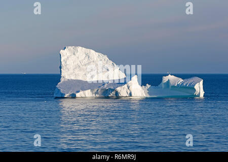 Luce di contrasto su un oceano Iceberg Foto Stock