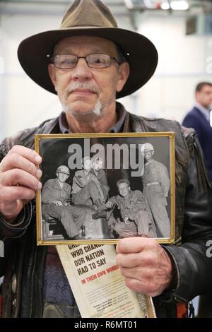 Veterano del Vietnam Dennis Thompson da La Valle, Wis., che visitò il Fort McCoy 2017 Forze Armate giorno open house il 20 maggio 20-17, detiene una foto del padre, ex esercito Tech. Sgt. Eugene Thompson, che hanno addestrato a Fort McCoy, Wis., durante la II Guerra Mondiale nel 1940s. Thompson ha partecipato al Vietnam Veterans Benvenuti Home cerimonia del 20 maggio. Ogni veterano presenti alla cerimonia ha ricevuto un Vietnam Veterans Spilla. La cerimonia è stata uno dei tanti che avvengono intorno agli Stati Uniti che riconosce ufficialmente i veterani che hanno servito tra Maggio 1, 1955, e nov. 15, 1975. Foto Stock