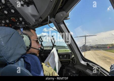 Stati Uniti Air Force Capt. Rodrigo Vargas, XIV Airlift Squadron pilota, si prepara per il decollo durante un grande esercizio di formazione qui, 25 maggio 2017. Il LFE testato il 437th e 315AW la capacità di completare un giunto di ingresso forzato airdrop con l'ottantaduesima Airborne Division dal Papa Army Airfield. Foto Stock