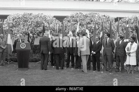 Il presidente Reagan ANNOUCES SCHOLASHIP PROGRAMMA PER CARAIBI GLI STUDENTI A STUDIARE IN NOI - Ronald Reagan dando strette di mano Foto Stock