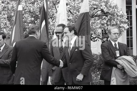 Il presidente Reagan ANNOUCES SCHOLASHIP PROGRAMMA PER CARAIBI GLI STUDENTI A STUDIARE IN NOI - Ronald Reagan dando strette di mano Foto Stock