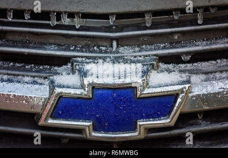 Il ghiaccio ricopre la griglia frontale di a​ Chevrolet Impala, Gennaio 17, 2018 in Coden, Ala. un fronte freddo lasciato molto del Sud tappezzate in ghiaccio e neve. Foto Stock