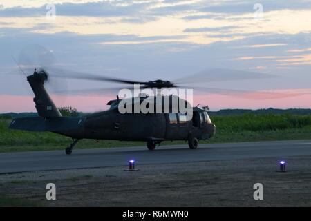 Un Maryland Guardia Nazionale UH-60 Black Hawk è pronta al decollo per prelevare ed inserire le truppe durante esercizio Maple risolvere 17 a Camp Wainwright in Alberta, Canada, 26 maggio 2017. Tre UH-60 i falchi nero e un canadese CH-147F Chinook spostato le truppe britanniche, giocando le forze di opposizione nell'esercizio. Esercizio Maple risolvere è un annuale di formazione collettiva evento progettato per qualsiasi operazione di emergenza. Circa 4.000 canadese e 1.000 membri del servizio da parte degli Stati Uniti, Gran Bretagna, Australia, Nuova Zelanda e Francia stanno partecipando a questo anno di esercizio. Foto Stock