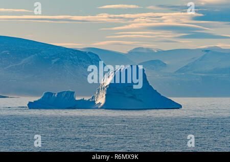 Ghiaccio, nebbia e le montagne in alta Arctic Foto Stock