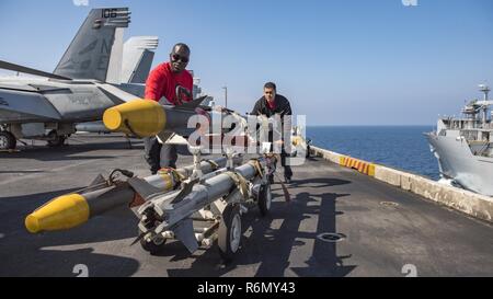 Oceano Pacifico (25 maggio 2017) Aviation Ordnanceman 2a classe Marvin Masolo, da Louisville, KY. sinistra e aviazione Ordnanceman 3rd Class Derrick Scott, da Houston, trasporto inesplosi durante un rifornimento verticale in mare tra Lewis e Clark-class di carichi secchi e munizioni nave USNS Wally Schirra (T-AKE 8) e la Nimitz-class portaerei USS Carl Vinson (CVN 70) nel Pacifico occidentale Regione. Gli Stati Uniti Marina ha pattugliato il Indo-Asia-Pacifico di routine per più di 70 anni regionale di promozione della pace e della sicurezza. Foto Stock