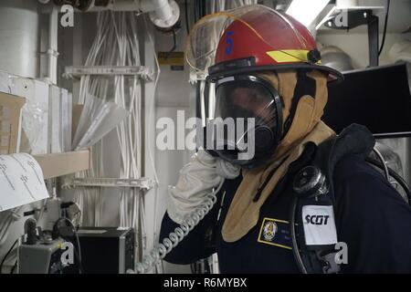 Oceano atlantico (30 maggio 2017) Ensign Joshua grazia di Wilmington, Delaware, tenute confini in un armadietto di riparazione durante un quartier generale praticare a bordo della guidato-missile destroyer USS James E. Williams (DDG 95). James E. Williams, homeported a Norfolk, Virginia, è su una distribuzione di routine per gli Stati Uniti Sesta flotta area di operazioni a sostegno degli Stati Uniti per gli interessi di sicurezza nazionali in Europa. Foto Stock