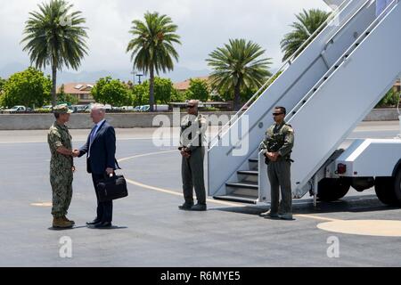 Il Segretario della Difesa Jim Mattis è accolto da ADM. Harry Harris, il comandante degli STATI UNITI Comando del Pacifico, al momento del suo arrivo a base comune Harbor-Hickam perla, Hawaii, 31 maggio 2017. Foto Stock