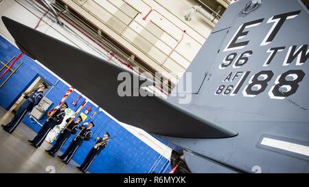 Una guardia d'onore team attende a portare i colori prima della 96esima prova modifica ala del comando cerimonia al Eglin Air Force Base Fla., 31 maggio. Brig. Gen. Christopher Azzano rinunciato il comando fino a Briga. Gen. Evan Dertien. La posizione di comando è Dertien di terza assegnazione al team Eglin. Foto Stock