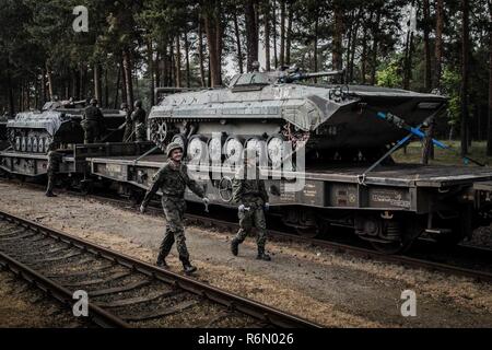 Soldati polacchi a partire dal decimo corazzata brigata di cavalleria a piedi passato BWP-1 fanteria veicoli da combattimento.decine di veicoli sono stati caricati su treni in Polonia. Stanno per essere trasportati Cincu in Romania per una prossima esercitazione NATO. Nobile Jump 2017 verificherà la disponibilità della NATO è molto alta disponibilità Joint Task Force (VJTF). Intorno al 4000 truppe provenienti da nove paesi della NATO stanno prendendo parte. Essi includono l'Albania, Bulgaria, Germania, Paesi Bassi, Norvegia, Polonia, Spagna, Regno Unito e Romania. Foto Stock