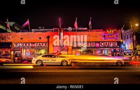 Luci al neon si illuminano il traffico come passa il Blues City Cafe, Sett. 5, 2015, su Beale Street a Memphis, Tennessee. Foto Stock