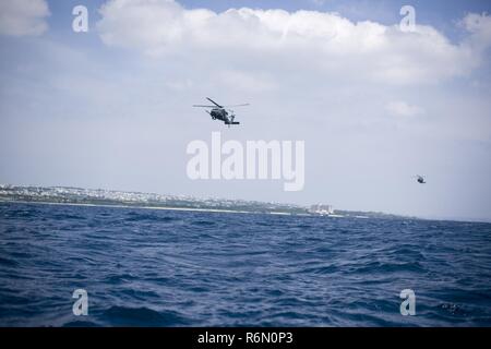 Stati Uniti Air Force HH-60G spianare i falchi dal XXXIII Rescue Squadron, Kadena Air Base, consegnare gli avieri dal 320Tattiche speciali squadrone di un le operazioni anfibie formazione zona di caduta 18 maggio 2017, al largo della costa occidentale di Okinawa, in Giappone. Tattiche speciali team aviatori sono organizzati, addestrati e dotati di condurre operazioni speciali compiti fondamentali durante ad alto rischio in operazioni di combattimento. Foto Stock