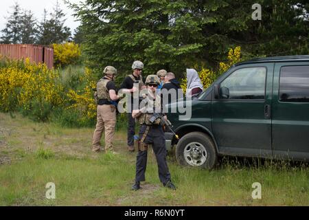 Oregon esercito nazionale Guard Sgt. Robert Frey (centro), con il 1186th Polizia Militare Company, tira la sicurezza durante una sicurezza personale dettaglio (PSD) lo scenario di addestramento, il 18 maggio 2017, presso il Camp Rilea vicino al Warrenton, Oregon. Frey è uno dei 30 soldati del 1186th Polizia Militare Azienda pianificato di distribuire per nove mesi in Afghanistan. Foto Stock