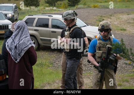 Oregon esercito nazionale Guard Sgt. Adam Tschida (a destra), con il 1186th Polizia Militare Company, tira la sicurezza per Sgt. Rob Smith, un istruttore con il Pre-Mobilization Formazione Assistenza elemento (PTAE), 18 maggio 2017, presso il Camp Rilea vicino al Warrenton, Oregon. Tschida è uno dei 30 soldati del 1186th Polizia Militare di training aziendale per un periodo di nove mesi di distribuzione per l'Afghanistan. Foto Stock