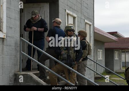 Oregon esercito nazionale Guard Sgt. Samuel Tapia, con la 1186th Polizia Militare Company, sta di guardia durante la sicurezza personale dettaglio (PSD) formazione, 18 maggio 2017, presso il Camp Rilea vicino al Warrenton, Oregon. Tapia è uno dei 30 soldati la formazione per un periodo di nove mesi di distribuzione per l'Afghanistan. Foto Stock