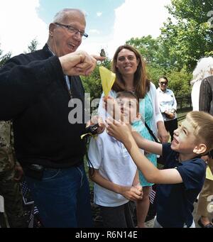 Jake e Chase Sullivan a ridere il loro nonno mentre lui scherzi circa la farfalla monarca appollaiato sul suo dito durante Fort Lee al rilascio a farfalla per caduta i membri del servizio possono 25 presso l'installazione memoriale del giardino adiacente all'esercito comunità edificio di servizio. Bree Sullivan, raffigurato, perso il marito Sgt. 1. Classe Brian Sullivan di sclerosi laterale amiotrofica nel 2013. Foto Stock