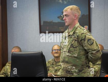 Stati Uniti Army Spc. Hunter D. Stradley, assegnato a Cyber brigata di protezione (CPB), si introduce nel corso dei concorrenti briefing al 2017 Rete Tecnologia Enterprise Command (il) NETCOM guerriero migliore concorrenza a Fort Huachuca, Az., 11 maggio 2017. La concorrenza è una estenuante settimana di eventi che le prove le competenze, le conoscenze e la professionalità di 11 soldati in rappresentanza del NETCOM organizzazioni subordinate. Foto Stock