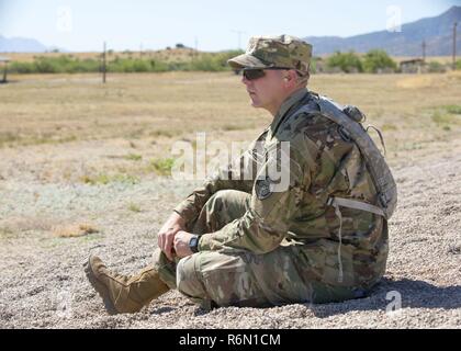 Stati Uniti Army Spc. Hunter D. Stradley, assegnato a Cyber brigata di protezione (CPB), attende ulteriori istruzioni durante un intervallo prima del 2017 Rete Tecnologia Enterprise Command (il) NETCOM guerriero migliore concorrenza a Fort Huachuca, Az., 12 maggio 2017. Stradley è 1 di 11 concorrenti per il 2017 NETCOM guerriero migliore concorrenza. Foto Stock