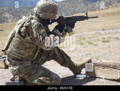 Stati Uniti Army Sgt. Angelo L. Ortiz, assegnato al segnale centosessantesimo brigata dell'esercito degli Stati Uniti in rete centro aziendale Foto Stock