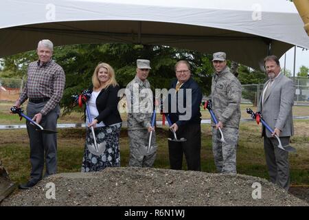 Stati Uniti Air Force Col. David Mineau, 354Fighter Wing (FW) commander, e Chief Master Sgt. Brent Sheehan, 354FW command chief, rompere la massa per il nuovo centro di comunità con diversi rappresentanti di varie agenzie, 22 maggio 2017, a Eielson Air Force Base in Alaska. I piani per la costruzione sono di iniziare in piccolo e lascia spazio per future aggiunte dopo una valutazione della base è fatto quando il 3500 dovrebbe arrivare al personale per la F-35un fulmine II. Foto Stock