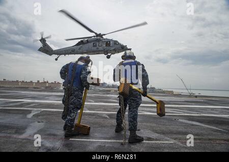 Stati Uniti Aviazione Navale di Boatswain Mate Airman (movimentazione) Kevin Nichols, dal Bedford Va., sinistra e Aviation Electronics Technician Airman Tracy Schuler, da Hot Springs, arca. preparare alla catena un MH-60S Knight Hawk assegnati per i caricatori di elicottero di mare squadrone di combattimento (HSC) 26 per il ponte di volo della portaerei USS Dwight D. Eisenhower CVN (69) (IKE) in Norfolk, Virginia, 30 maggio 2017. Ike è attualmente pier lato durante la fase di supporto della flotta ottimizzato il piano di risposta (OFRP). (U.S. Foto di Marina di Massa Specialista comunicazione marinaio Zach Sleeper) Foto Stock