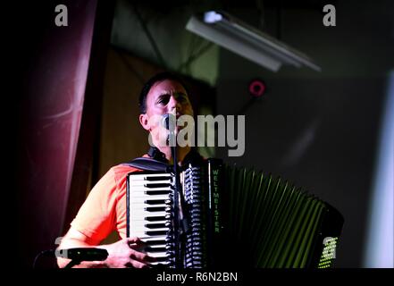 Stati Uniti Air Force Tech Sgt. Ryan Janus, pianista per gli Stati Uniti Forze Aeree del comando centrale, banda suona la fisarmonica durante una performance per una folla di servizio degli Stati Uniti i membri e i partner della coalizione durante un tour in Asia sud-ovest il 31 maggio 2017. La banda di USAFCENT ruota diversi ensemble attraverso l'area di responsabilità e di eseguire una grande varietà di stili musicali di fare appello ad un pubblico di tutte le età e sfondi. Foto Stock