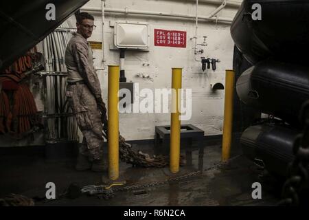 Oceano Pacifico - un Marine trascina le catene di fissaggio ad un assalto veicolo anfibio in ben coperta della USS San Diego (LPD 22) durante la XV Marine Expeditionary Unit certificazione dell esercizio, 31 maggio 2017. CERTEX è la finale in mare periodo di formazione per certificare il quindicesimo MEU e America anfibio gruppo pronto in preparazione per la loro prossima distribuzione. I marines sono con il quindicesimo MEU Battaglione Team di atterraggio. Foto Stock