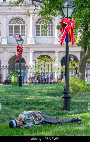 Un senzatetto uomo dorme in Jackson Square, nov. 15, 2015, New Orleans, in Louisiana. (Foto di Carmen K. Sisson/Cloudybright) Foto Stock