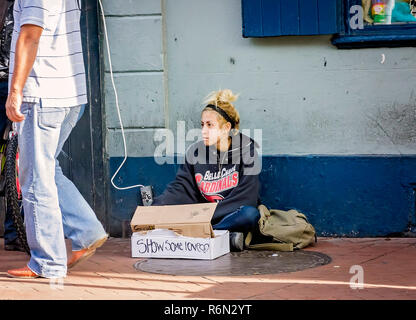 Una giovane ragazza senzatetto panhandles su Bourbon Street, nov. 15, 2015, New Orleans, in Louisiana. Foto Stock