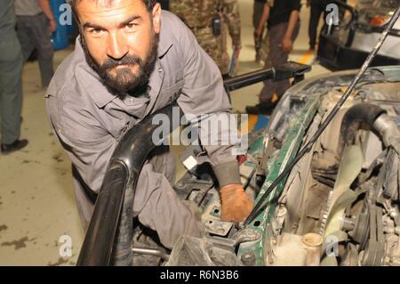 KABUL, Afghanistan - un meccanico afgano effettua la manutenzione del veicolo a livello nazionale il centro logistico di Wardak, 29 maggio 2017. Foto Stock