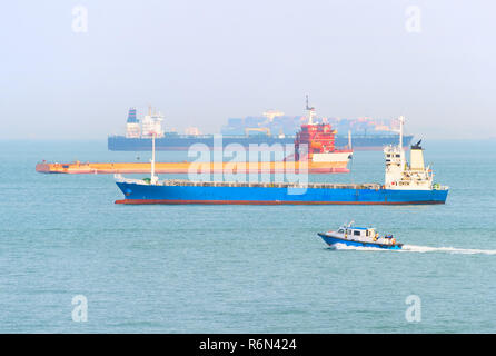 Industrial navi cargo porto di Singapore Foto Stock