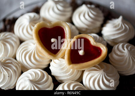 French vanilla meringue cookies e due Cuori dolci Foto Stock